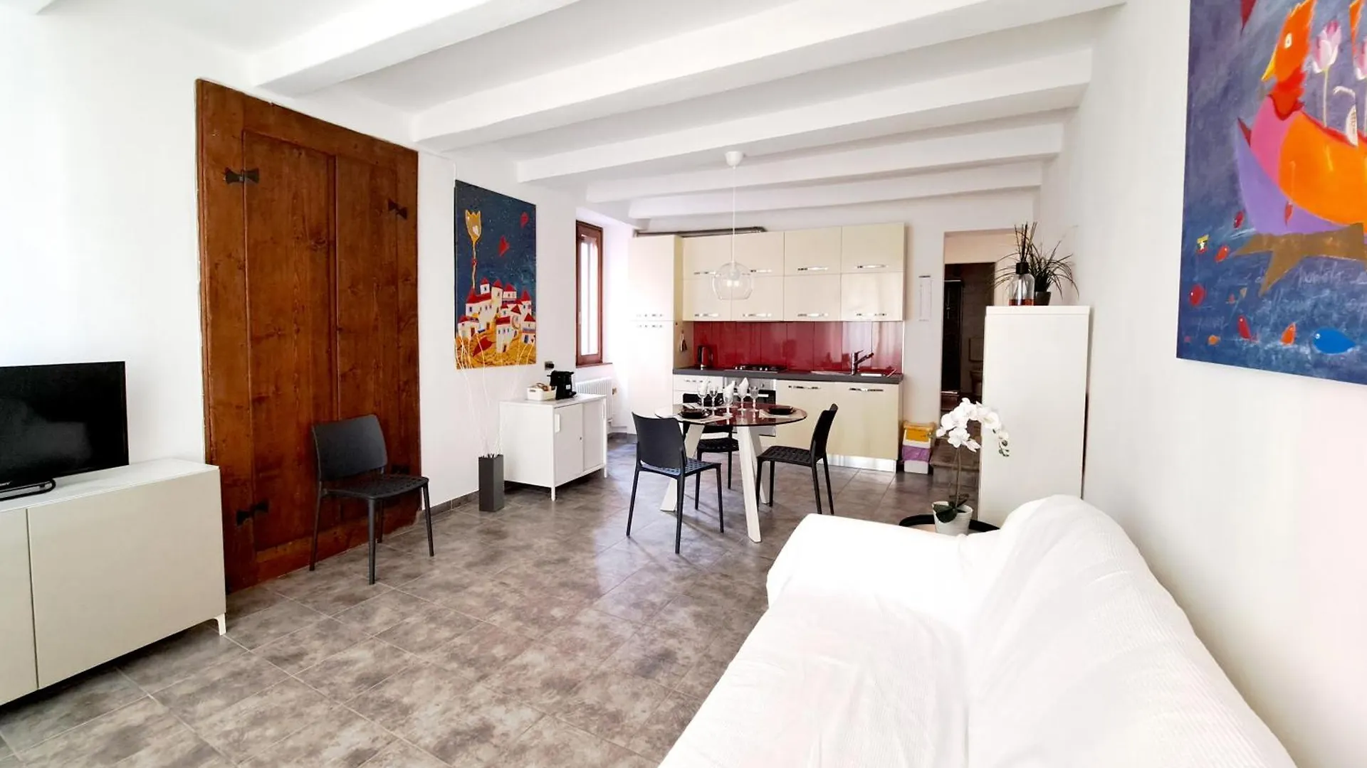 Momi Apartment contacts