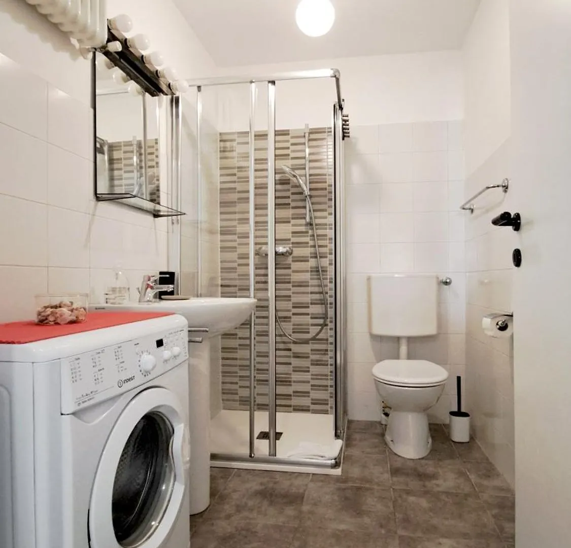 Momi Apartment Como 0*,